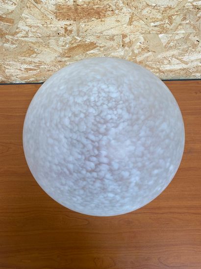 null LAMPE A POSER en verre givré de forme boule. 

Haut. 27 cm