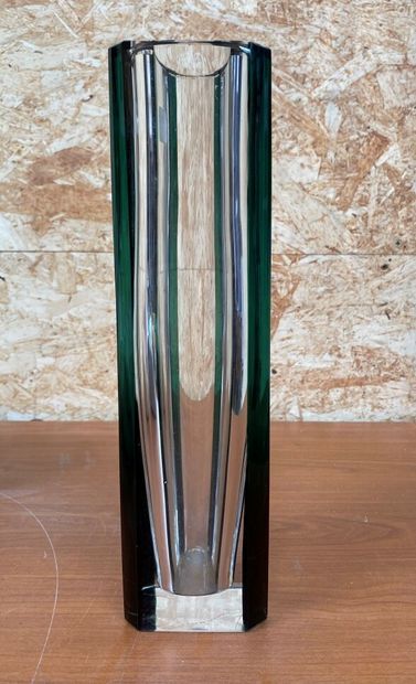 null Contemporary school 

White glass quadrangular vase with green cut sides. Signed...