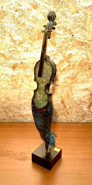 null NOWACZYK

Violin woman

Sculpture in bronze with green and gilded patina and...