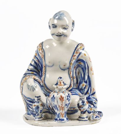 null DELFT

Statuette en faïence représentant une figure de Buddha assis, trois vases...