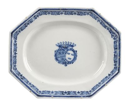 null MOUSTIERS

Rectangular earthenware dish with blue monochrome decoration of coats...
