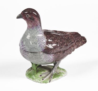 null STRASBOURG

Covered earthenware tureen in the shape of a pigeon with polychrome...