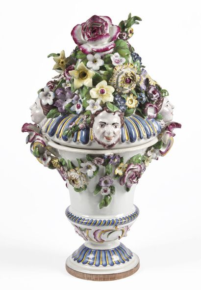 null STRASBOURG

Grand vase pot-pourri couvert en faïence de forme balustre à ornements...