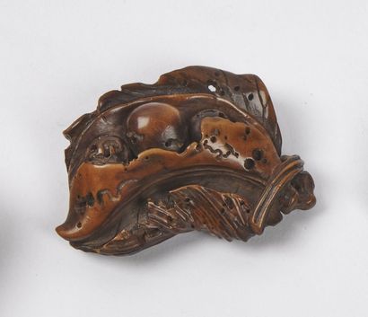 null JAPAN - MEIJI period (1868 - 1912)

Wooden netsuke, peas in their pods on a...