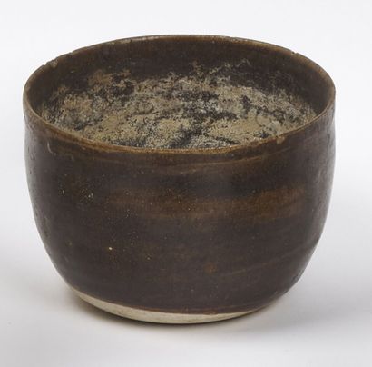 null CAMBODIA - 16th/17th century

Stoneware bowl partially glazed dark brown. 

(Chips)...