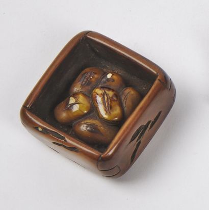null JAPAN - 20th century

Wooden netsuke, beans in a wooden box attacked by worms....