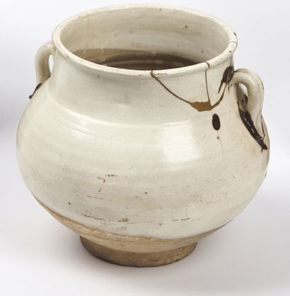 null CHINA - SONG (960 - 1279)/JIN period, 13th century

A white and brown glazed...