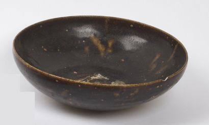 null VIETNAM, Tanhoa - 12th/13th century

Brown glazed stoneware bowl. 

(Chips on...