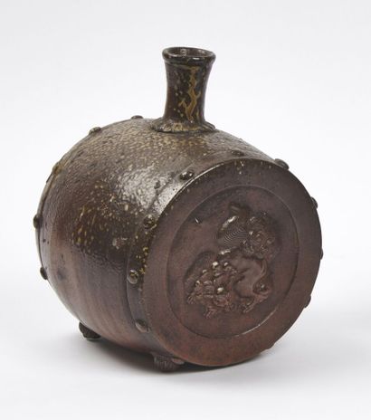 null JAPAN, Bizen kilns - EDO period (1603 - 1868)

Sake bottle (tokkuri) in brown...