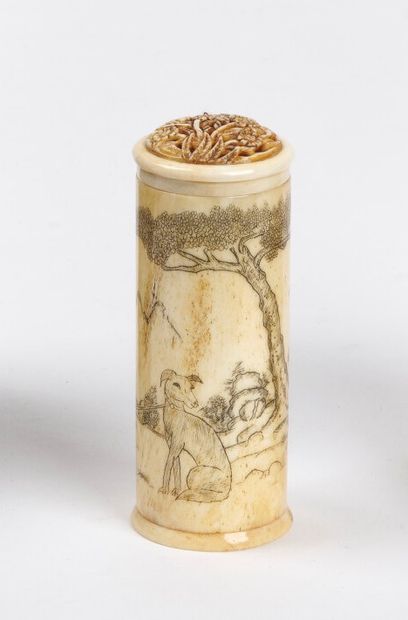 null JAPAN - MEIJI period (1868 - 1912)

A walrus tooth cylindrical box chiselled...
