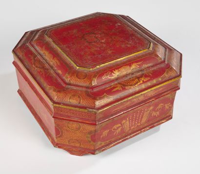 null VIETNAM - Circa 1900

Large octagonal box in red lacquer with gold lacquer decoration...