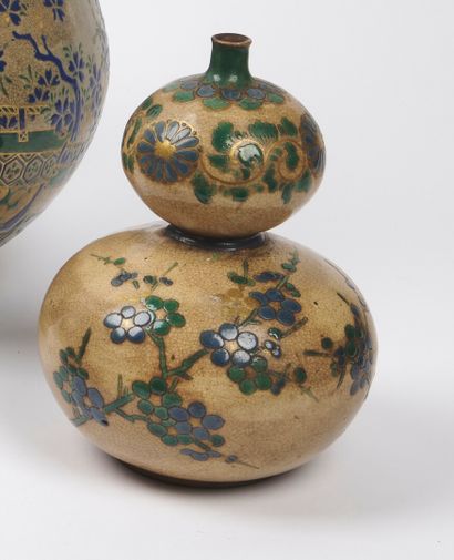 null JAPAN - EDO period (1603 - 1868), 19th century

A beige enamelled stoneware...