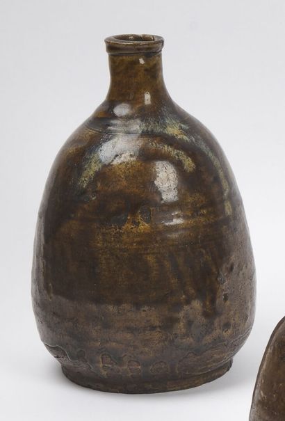 null JAPAN, takatori kilns - EDO period (1603 - 1868), 18th century

Sake bottle...