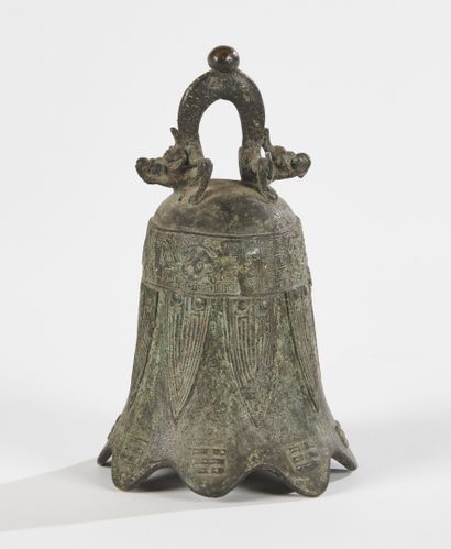 null VIETNAM - XIXe siècle

Cloche évasée en bronze à patine brune à décor ciselé...