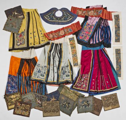 null CHINA - 19th century

Set including :

- seven pairs of sleeve bands decorated...