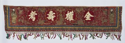 null CHINE - Fin XIXe siècle

Deux décorations de porte en tissu rouge, à décor brodé...