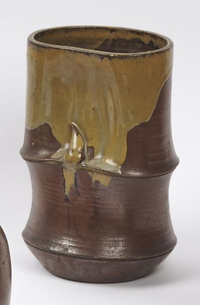 null JAPAN, Seto kilns - EDO period (1603 - 1868)

Brown stoneware vase in the shape...