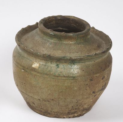 null VIETNAM, Tanhoa - XIIe/XIIIe siècle

Vase en terre cuite émaillée beige et vert,...