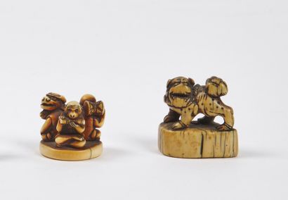 null JAPAN - EDO period (1603 - 1868)

Two ivory netsuke, shishi on a base and three...
