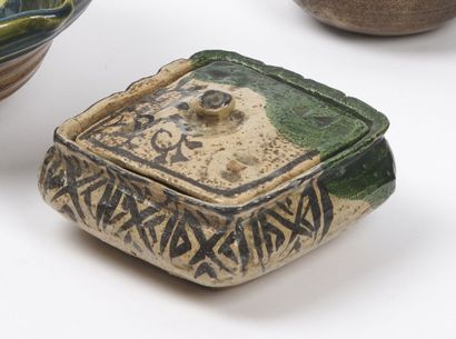 null JAPAN, Oribe kilns - Middle EDO period (1603 - 1868)

Small square covered pot...