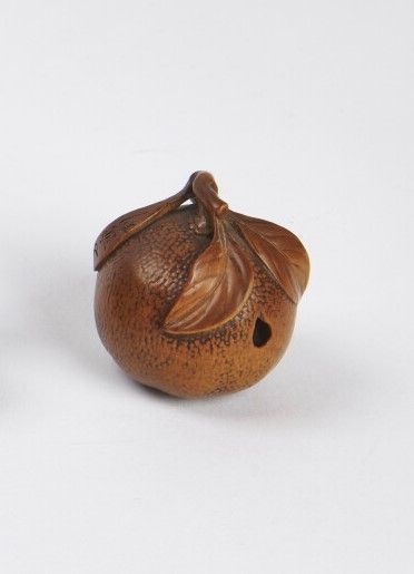 null JAPAN - 19th century

Wooden netsuke, mikan in its foliage, pierced with a worm...