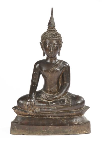null THAILAND - 19th century

Buddha in bronze with brown patina, seated in virasana...