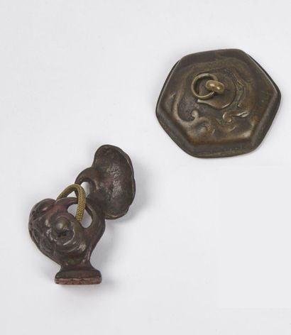 null JAPAN - 19th century

Two metal netsuke, cup decorated with a rain dragon and...
