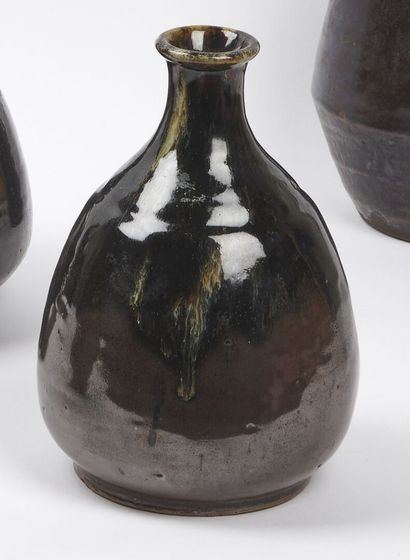 null JAPAN, Seto kilns - EDO period (1603 - 1868)

Sake bottle (tokuri) in brown...