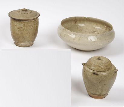 null VIETNAM, Tanhoa - 12th / 13th century

Set in cream glazed stoneware: two small...