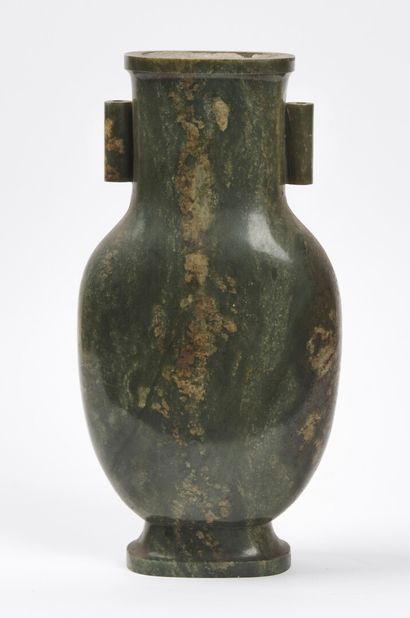 null CHINE - Vers 1900

Vase balustre en néphrite verte, à deux petites anses tubulaires....