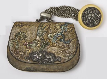 null JAPAN - 20th century

Leather tabako-ire embossed with a phoenix, the shibuichi...