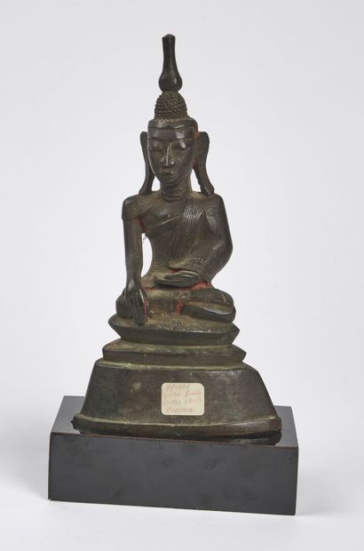 null BIRMANIE - XIXe siècle

Statuette de Bouddha en bronze, assis en padmasana ,...