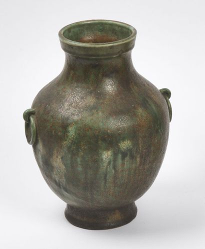 null VIETNAM, Bianhoa - Early 20th century

A green enamelled stoneware vase of baluster...