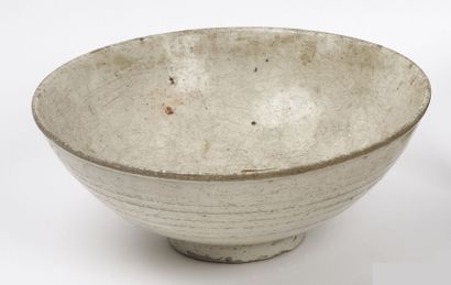 null CHINA - YUAN period (1279 - 1368)

Large white glazed stoneware bowl. 

(Scratches)....