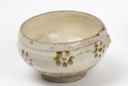 null CHINA - SONG (960 - 1279)/JIN period, 13th century

White and olive green glazed...