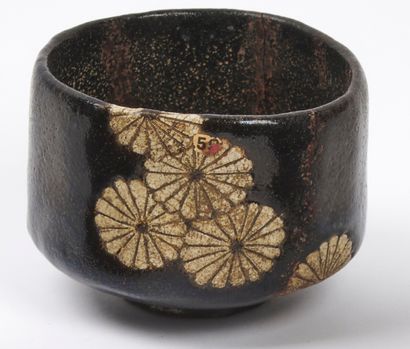 null JAPAN - Middle EDO period (1603 - 1868)

Brown-black and white glazed stoneware...