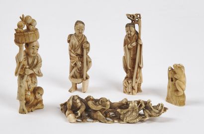 null JAPON - Epoque MEIJI (1868 - 1912)

Cinq petits okimono en ivoire et dent :...