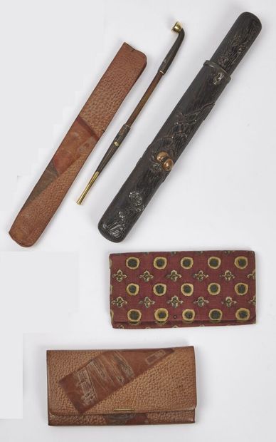null JAPAN - MEIJI period (1868 - 1912)

Set including:

- leather tabako-ire embossed...