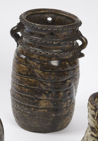 null JAPAN - Middle EDO period (1603 - 1868)

A stoneware hanging vase of tormented...