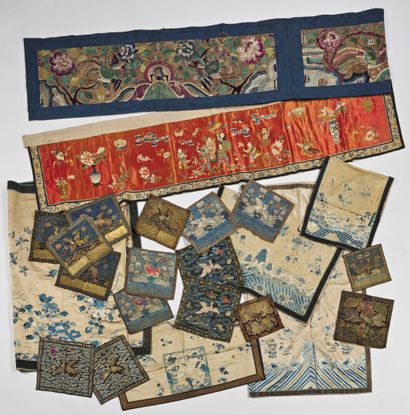 null CHINA - 19th century

Set including :

- Five embroideries on silk in blue threads...