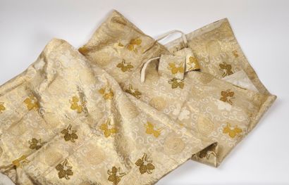 null JAPON - Epoque MEIJI (1868 - 1912)

Kesa en soie beige à décor de phénix aux...
