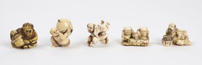 null JAPAN - MEIJI period (1868 - 1912)

Two ivory netsuke:

- Fujin and Raijin seated...
