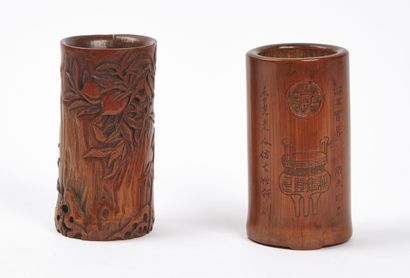 CHINE 

Deux pots à pinceaux en bambou, l'un...