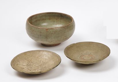 null CHINA and VIETNAM, Tanhoa - 12th/13th century

Set including : 

- A small celadon...