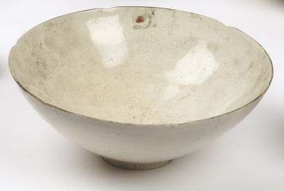 null CHINA - YUAN period (1279 - 1368)

Large lobed bowl in white glazed stoneware,...