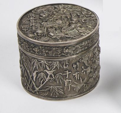 null VIETNAM - 20th century

Round silver-plated box with high relief decoration...