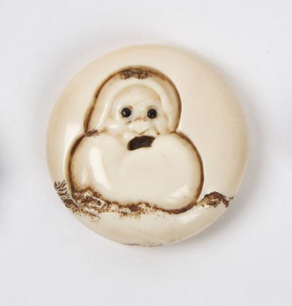 null JAPAN - 19th century

Large ivory manju representing Daruma as a snowman, his...