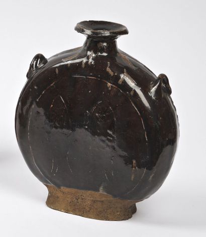 null CHINA - MING period (1368 - 1644)

Flat bottle in dark brown glazed stoneware...