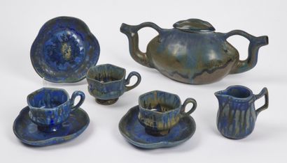 null GUITRIVIER (?) - SCHOOL OF CARRIES

Tea service in blue and ochre enamelled...