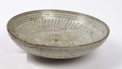 null KOREA - 16th/17th century

Grey stoneware bowl with inlaid decoration in white...